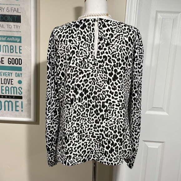 White House Black Market animal print long-slv w/ puffy shoulders. Button back. - Picture 3 of 12